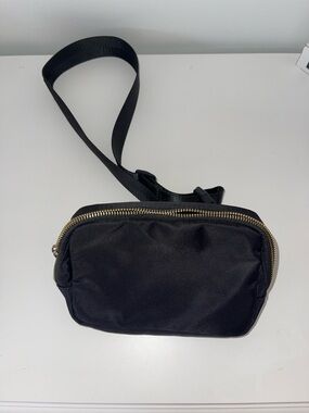 Black Crossbody Bag with Gold Zipper call out sticking on zipper